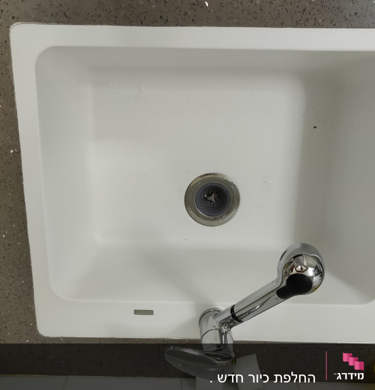 כיור שיש לבן עם ברז כרום